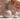 Théière céramique rose London Pottery 600 ml, vue de trois quarts sur la prise en main